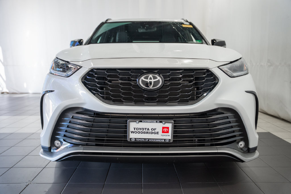 Used 2022 Toyota Highlander XSE AWD/4WD image 2