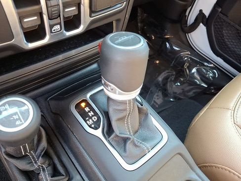 Used 2020 Jeep Gladiator Overland AWD/4WD image 17
