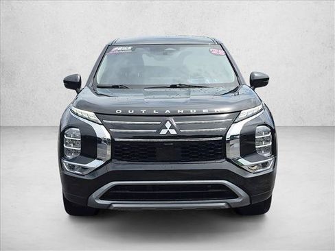 Used 2025 Mitsubishi Outlander SE FWD image 2