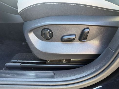 Used 2025 Volkswagen Taos SE image 22