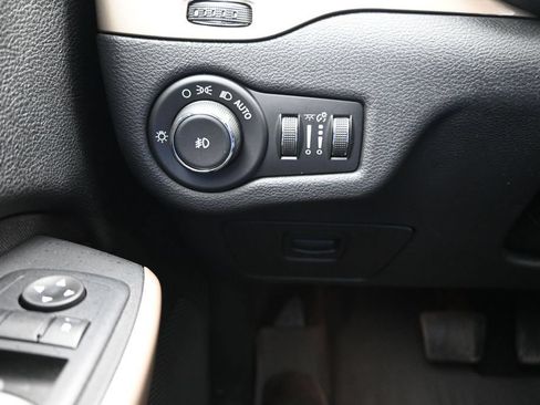 Used 2017 Jeep Cherokee Latitude w/ Trailer Tow Group AWD/4WD image 18