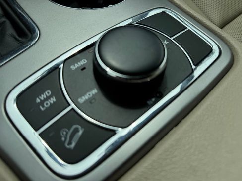 Used 2018 Jeep Grand Cherokee Limited w/ Luxury Group II AWD/4WD image 13