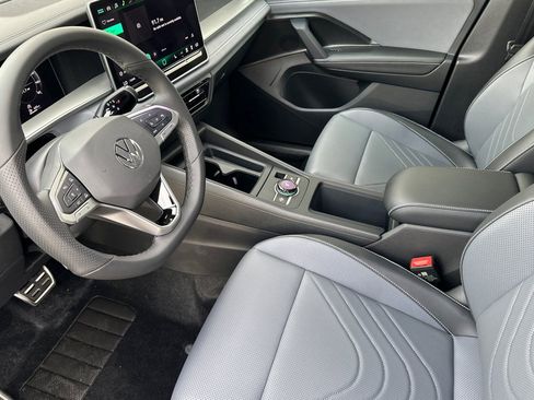 New 2026 Volkswagen Tiguan SE R-Line FWD image 8