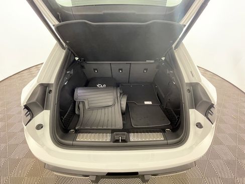 Certified 2025 Porsche Macan Turbo Electric AWD/4WD image 21