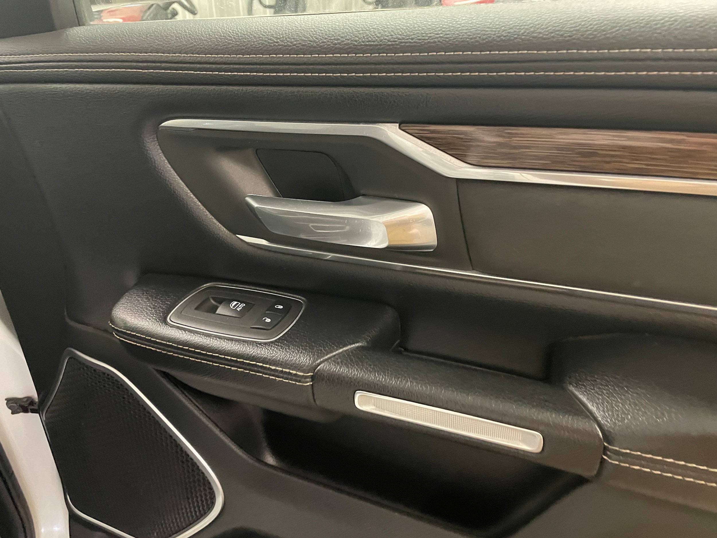 Used 2019 RAM 1500 Laramie AWD/4WD image 35