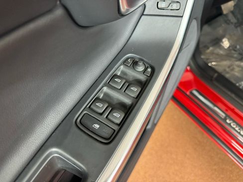 Used 2018 Volvo S60 T5 Dynamic image 17