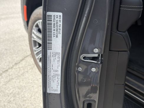 Used 2022 Jeep Wagoneer Series III AWD/4WD image 34