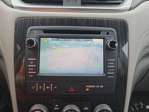 Used 2015 Chevrolet Traverse LT w/ Style and Technology Package FWD image 29