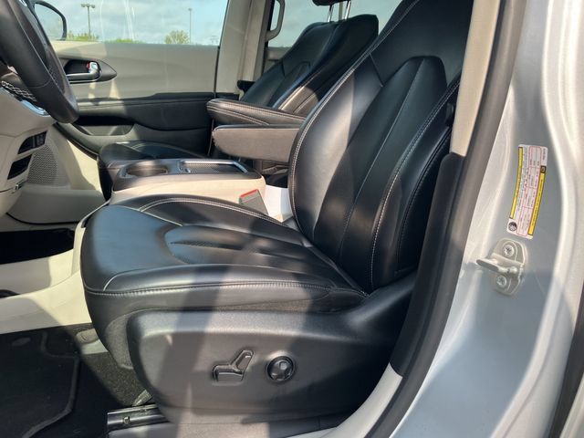 Used 2023 Chrysler Pacifica Touring-L FWD image 9