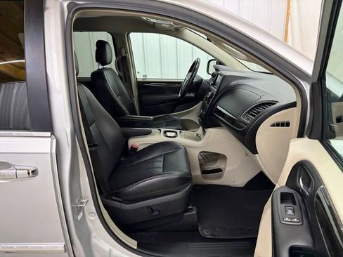 Used 2012 Chrysler Town & Country Touring-L w/ Premium Group FWD image 29