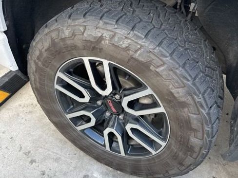 Used 2022 GMC Sierra 1500 AT4 w/ AT4 Premium Package image 9