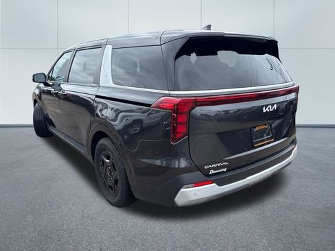 Used 2025 Kia Carnival FWD image 2