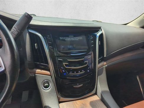 Used 2018 Cadillac Escalade Luxury AWD/4WD image 13