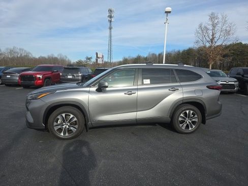 Used 2025 Toyota Highlander XLE image 5