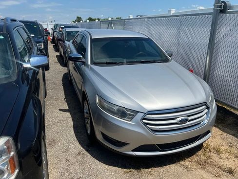 Used 2014 Ford Taurus Limited FWD image 4