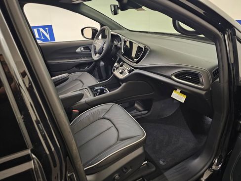 New 2026 Chrysler Pacifica Limited w/ S Appearance Package FWD image 29