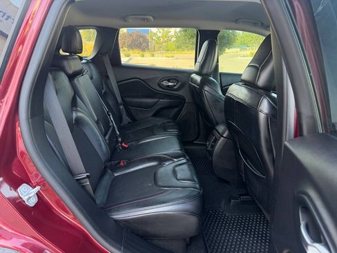 Used 2021 Jeep Cherokee Trailhawk AWD/4WD image 22
