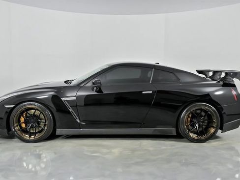 Used 2011 Nissan GT-R Premium image 7