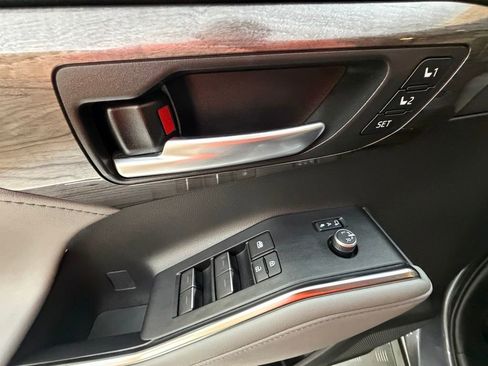 Used 2023 Toyota Highlander Limited image 27