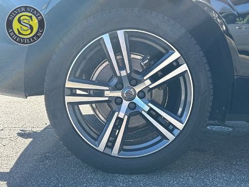 Used 2019 Volvo XC60 T6 Momentum w/ Multimedia Package image 9
