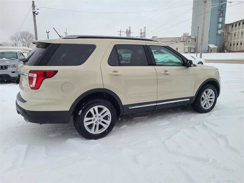 Used 2018 Ford Explorer XLT w/ Equipment Group 202A image 6