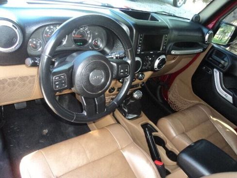 Used 2012 Jeep Wrangler Unlimited Sahara w/ Connectivity Group image 7