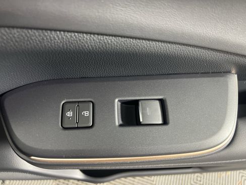 Used 2023 Toyota Crown Limited image 34