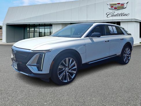 Used 2025 Cadillac Lyriq Luxury AWD/4WD image 3