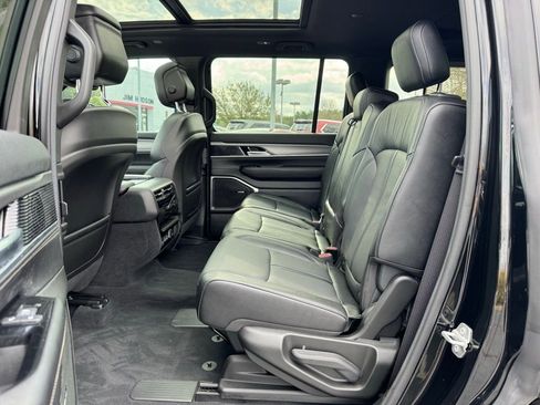 Used 2023 Jeep Wagoneer Series II image 16