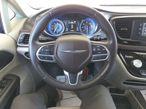 Used 2017 Chrysler Pacifica Touring-L FWD image 47