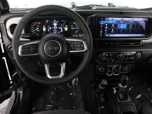 Used 2025 Jeep Wrangler Unlimited Sahara AWD/4WD image 10