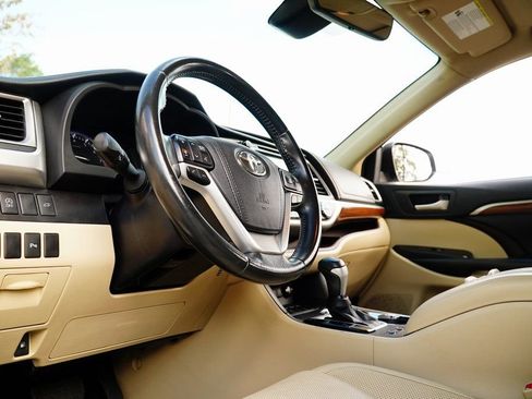 Used 2017 Toyota Highlander Limited FWD image 12