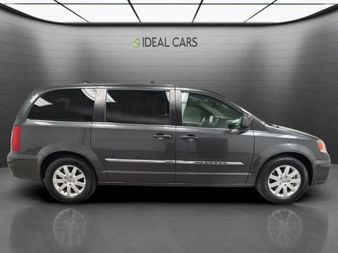 Used 2016 Chrysler Town & Country Touring FWD image 4