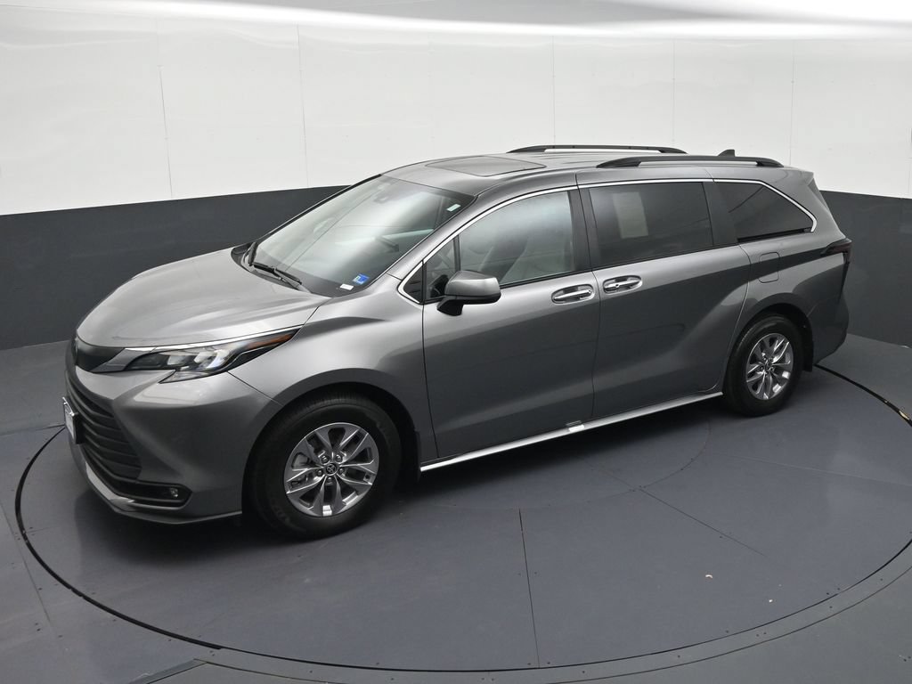 Used 2026 Toyota Sienna XLE FWD image 25