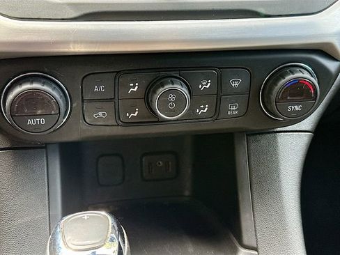 Used 2018 GMC Acadia SLE FWD image 16