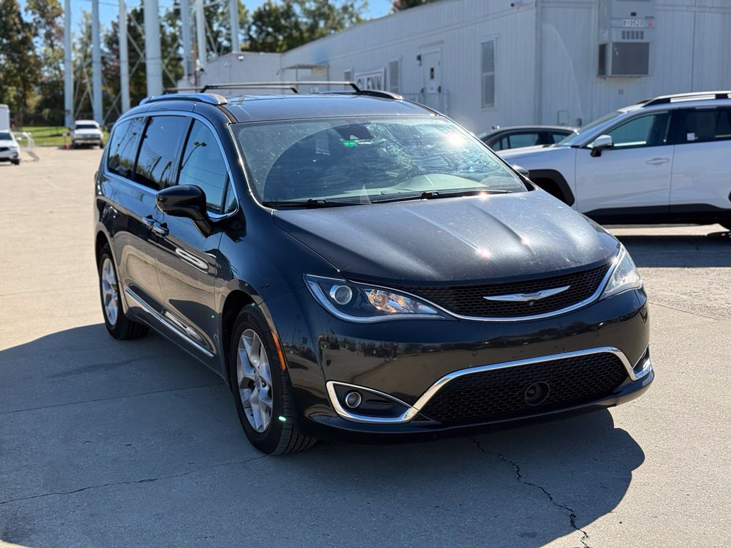 Used 2017 Chrysler Pacifica Touring-L Plus w/ Advanced Safetytec Group FWD image 4