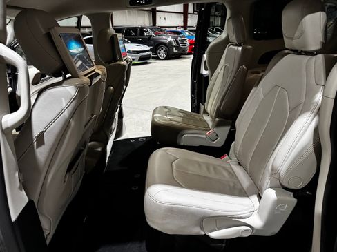 Used 2017 Chrysler Pacifica Touring-L Plus w/ Advanced Safetytec Group image 16