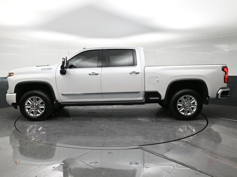 Used 2025 Chevrolet Silverado 2500 High Country w/ High Country Premium Package AWD/4WD image 2