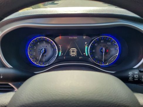 Used 2021 Chrysler Pacifica Touring FWD image 21