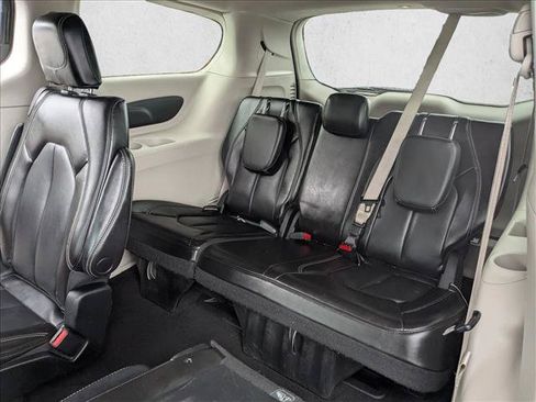 Used 2023 Chrysler Pacifica Touring-L FWD image 19