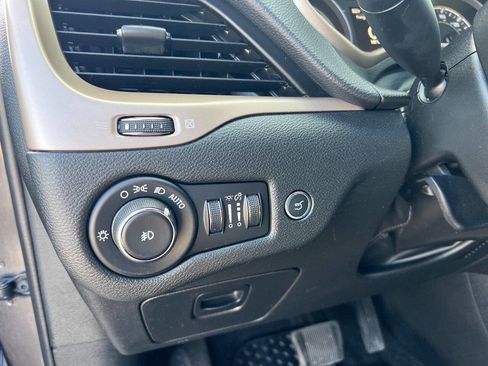 Used 2017 Jeep Cherokee Latitude w/ Comfort/Convenience Group AWD/4WD image 9