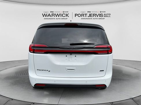 New 2026 Chrysler Pacifica Select AWD/4WD image 4
