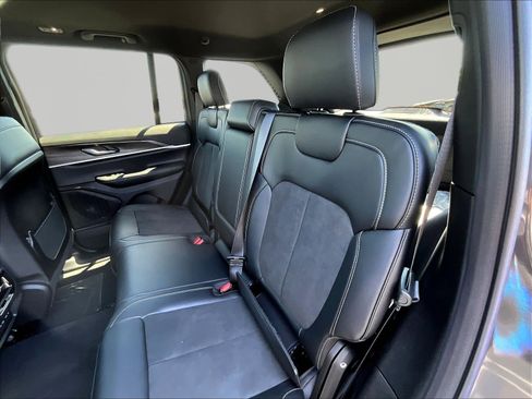 New 2026 Jeep Grand Cherokee Altitude AWD/4WD image 18