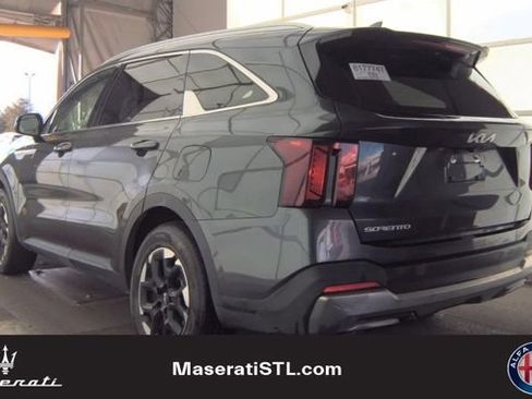 Used 2024 Kia Sorento S image 6