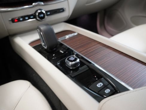 Used 2020 Volvo XC90 T6 Momentum image 23