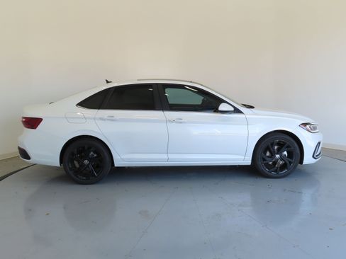 New 2025 Volkswagen Jetta SE image 2