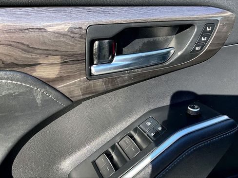 Used 2021 Toyota Highlander Limited AWD/4WD image 32