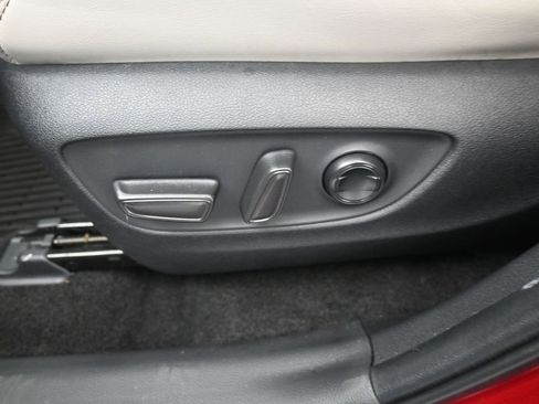 Used 2023 Toyota RAV4 XLE Premium image 15