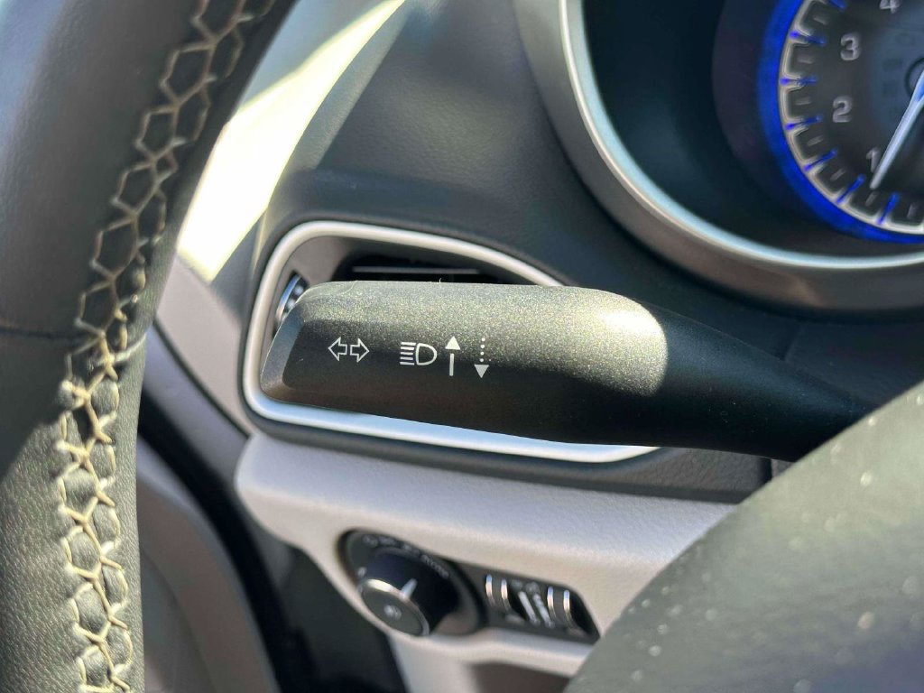 Used 2023 Chrysler Pacifica Touring-L FWD image 23