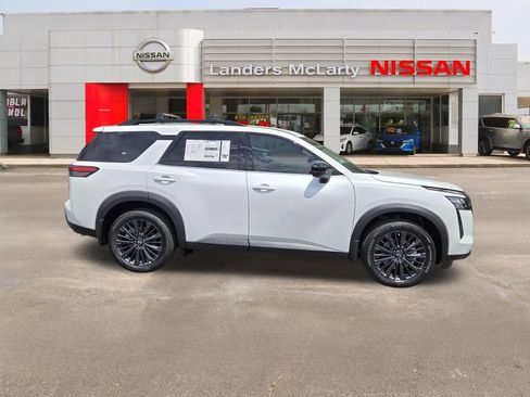 New 2026 Nissan Pathfinder SL w/ SL Premium Package FWD image 2